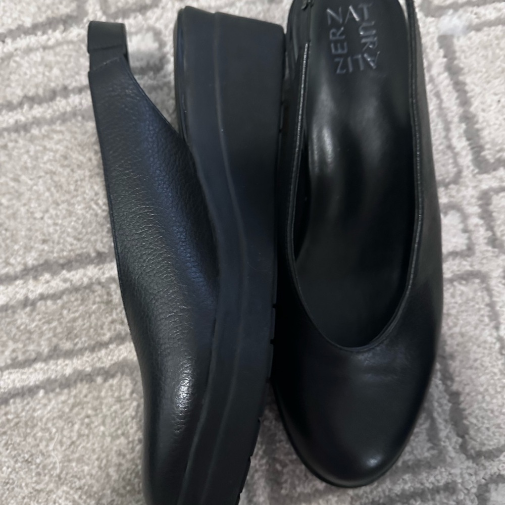 Naturalizer Women's Black Leather Mules with one call out. - Picture 2 of 8